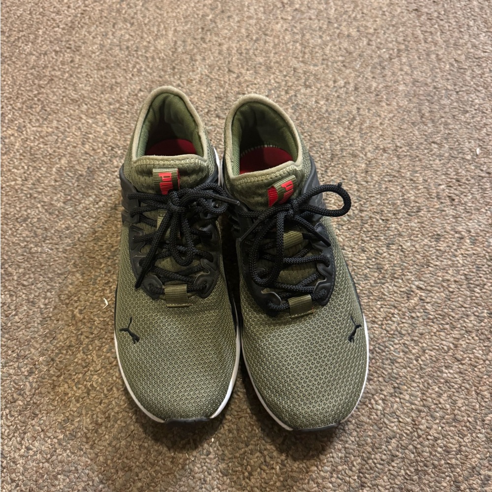 Puma Green and Black Athletic Shoes with Streamlined Design